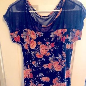 Navy colored stretch top, small sleeve, ruched sides.